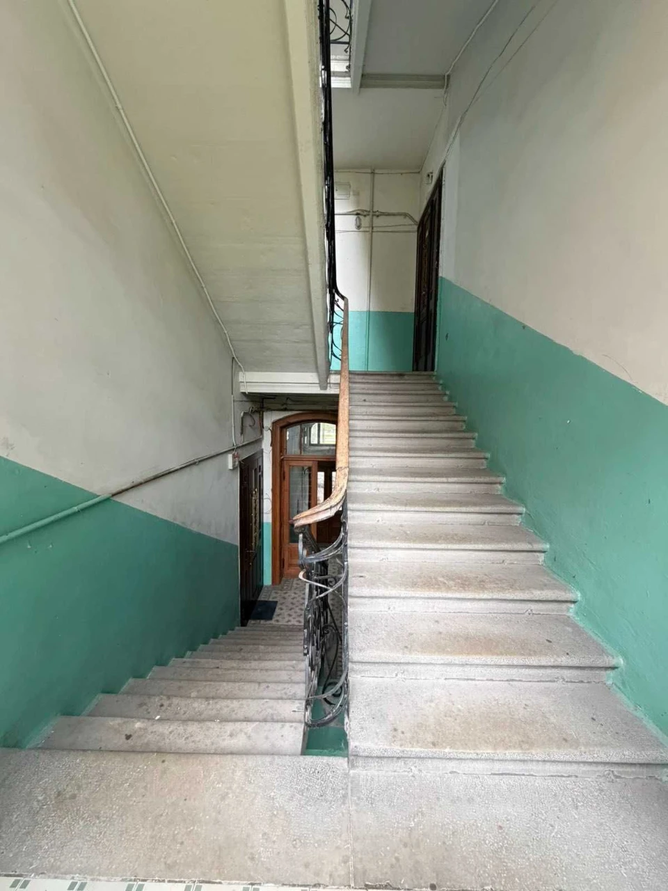 Sale of a luxury apartment with a fireplace near the Polytechnic, St. Arch