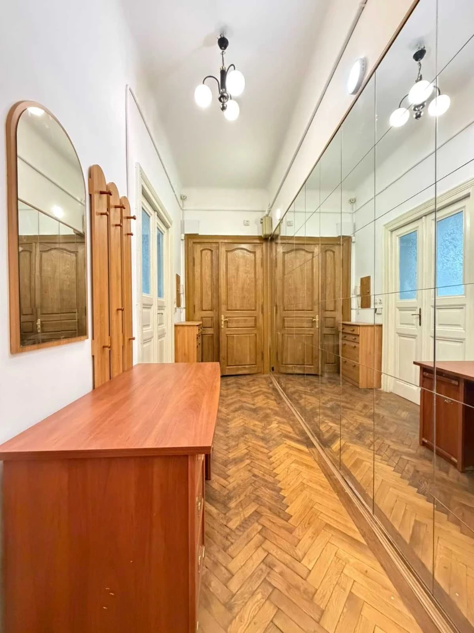 Sale of a luxury apartment with a fireplace near the Polytechnic, St. Arch