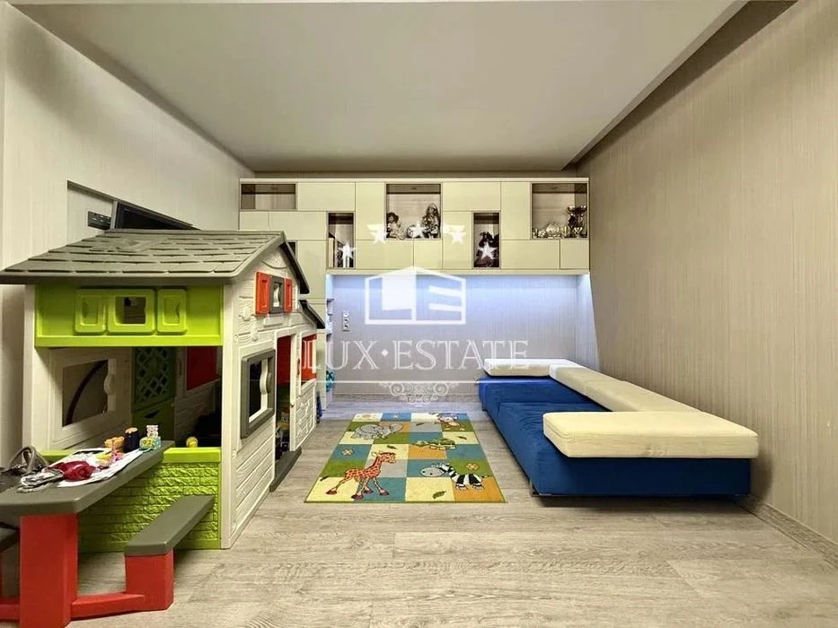 For sale: 4-room apartment in the club new building of the Monolith residential complex