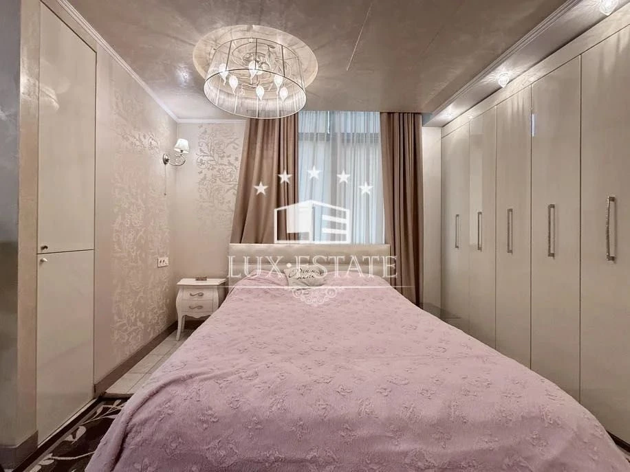 For sale: 4-room apartment in the club new building of the Monolith residential complex
