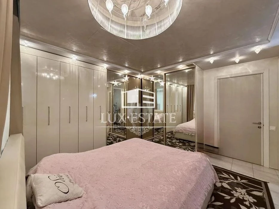For sale: 4-room apartment in the club new building of the Monolith residential complex
