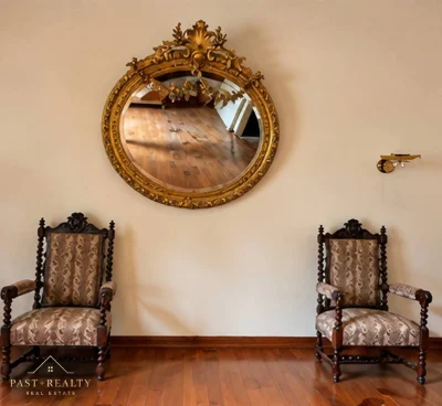 Spacious apartment 150 m2 with natural wood and fireplace