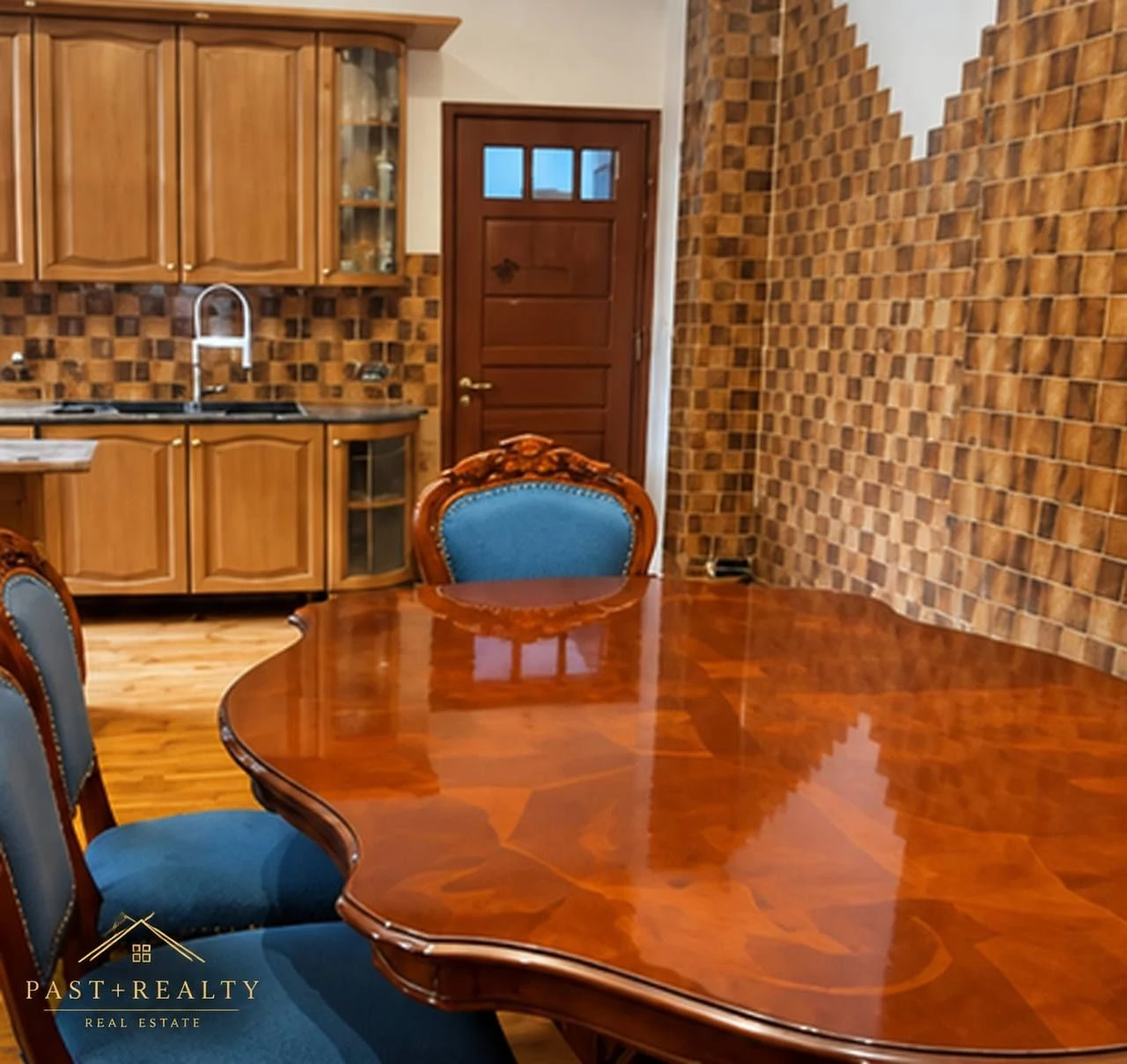 Spacious apartment 150 m2 with natural wood and fireplace