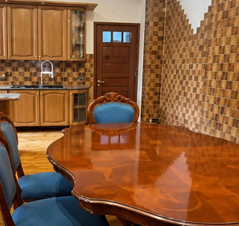 Spacious apartment 150 m2 with natural wood and fireplace