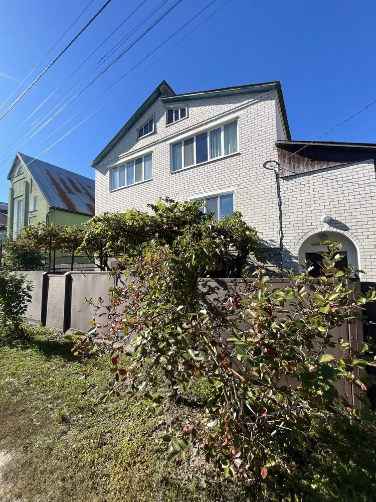 Large house with land near Lake Zemsnaryad