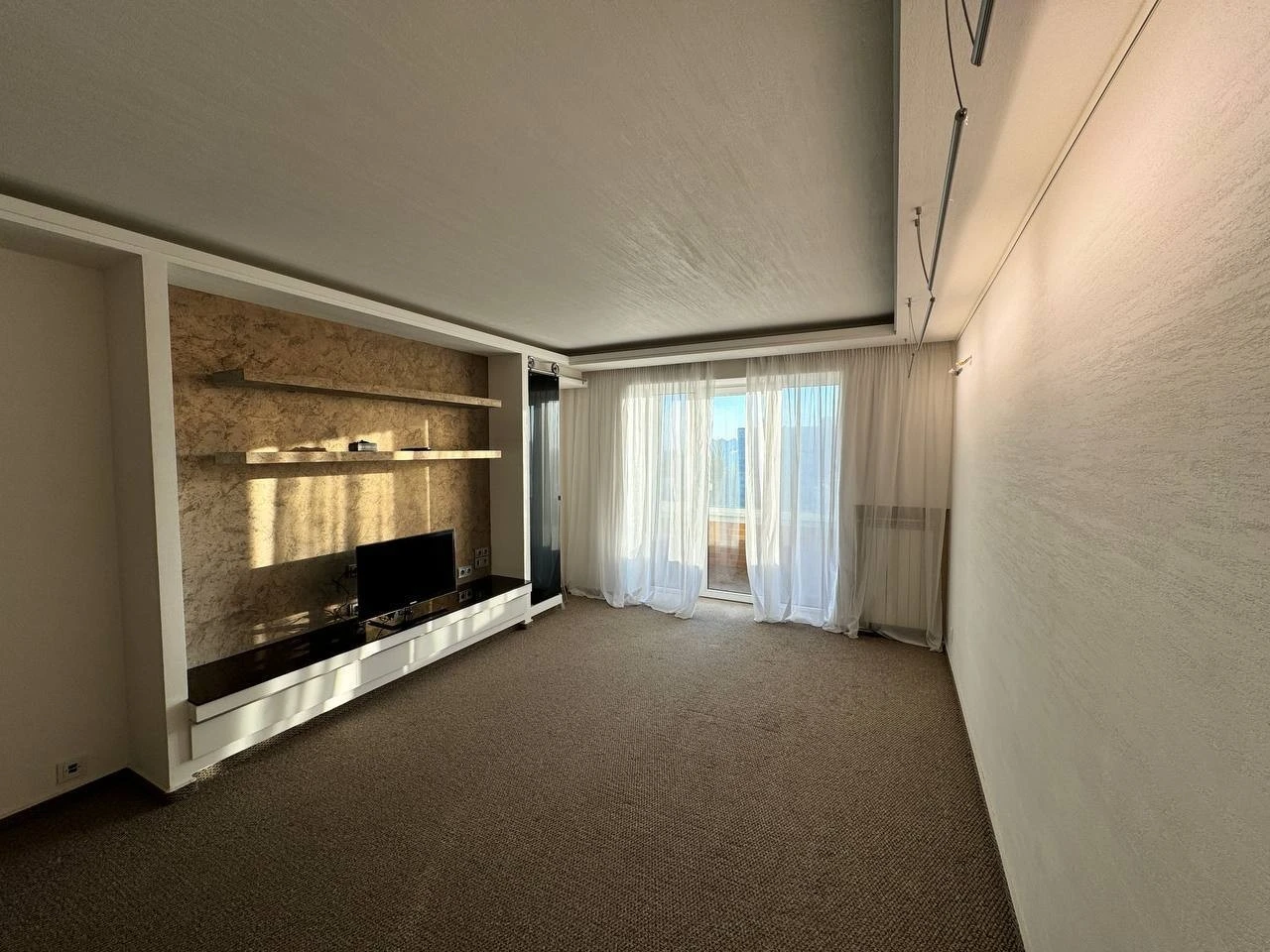 Rent 3-bedroom apartment 76 m², Vydradnyi Prospect, 55