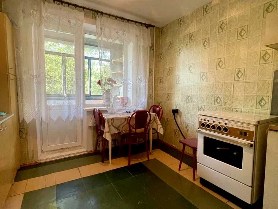 Apartment. Dnipro, residential area Topola-2, street.