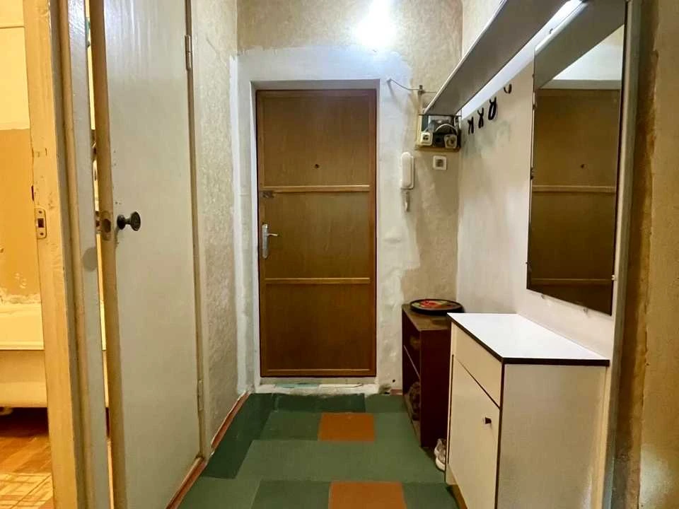 Apartment. Dnipro, residential area Topola-2, street.