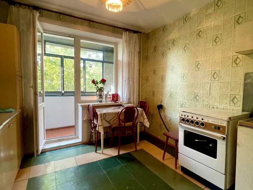 Apartment. Dnipro, residential area Topola-2, street.