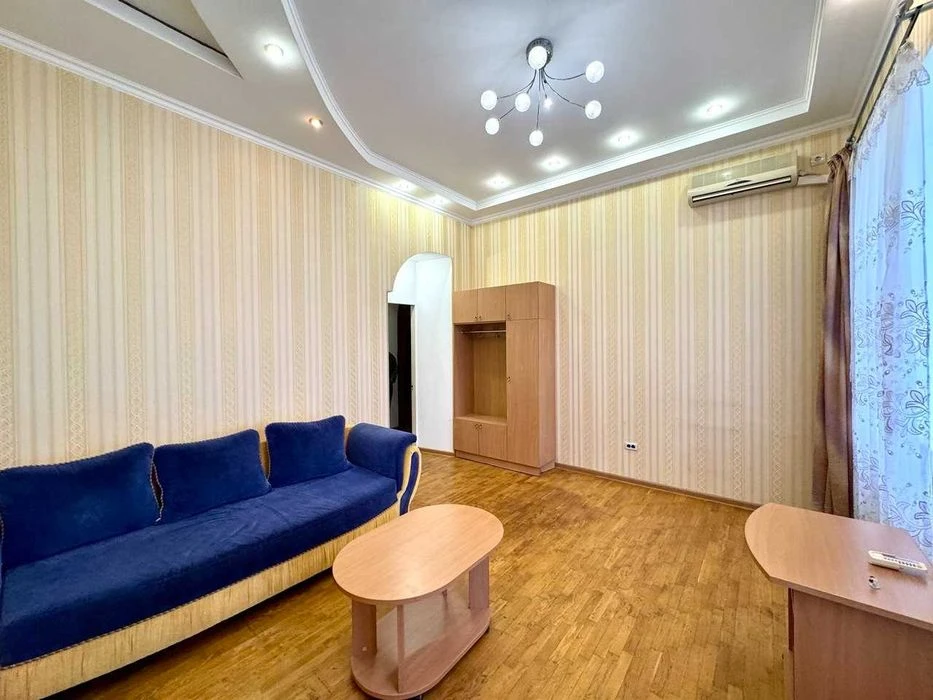Продается 2-комнатная квартира в центре Одессы.