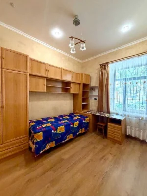 Продается 2-комнатная квартира в центре Одессы.