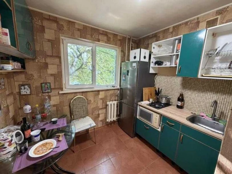 3-room apartment for sale on Aerokosmic Street at the intersection with Milk Street
