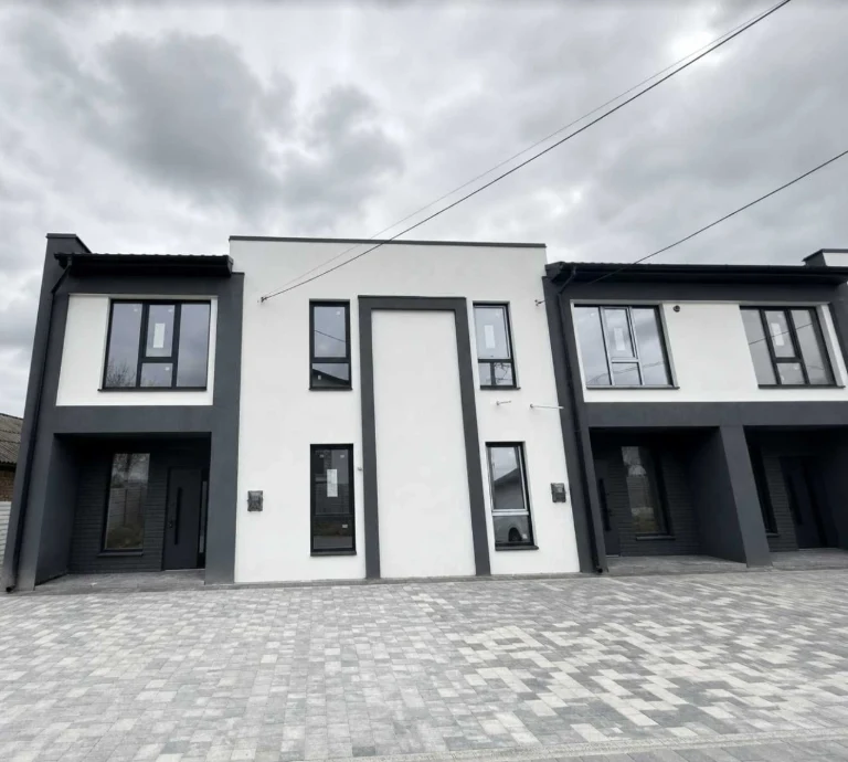 Продаж 4-кімнатного таунхауса площа 123 кв.м є газ світло ка