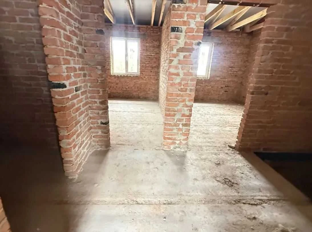 Продаж 4-кімнатного таунхауса площа 123 кв.м є газ світло ка