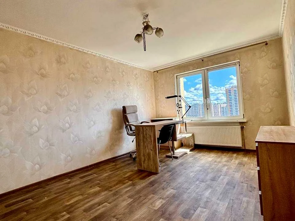 Apartment. Urlivska St., Pozniaky, Kyiv