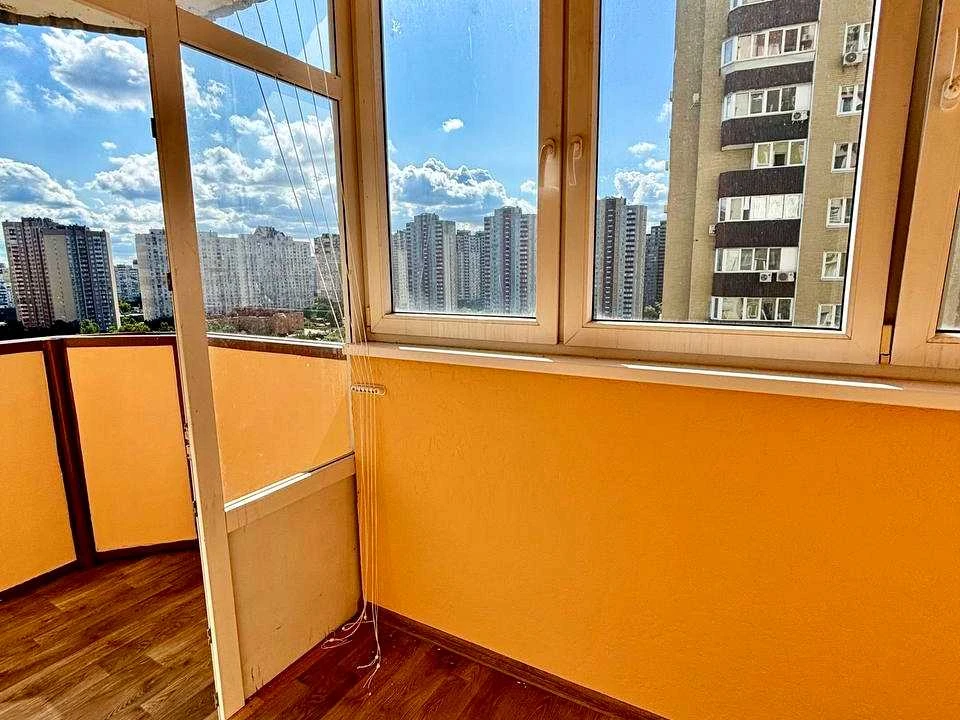 Apartment. Urlivska St., Pozniaky, Kyiv
