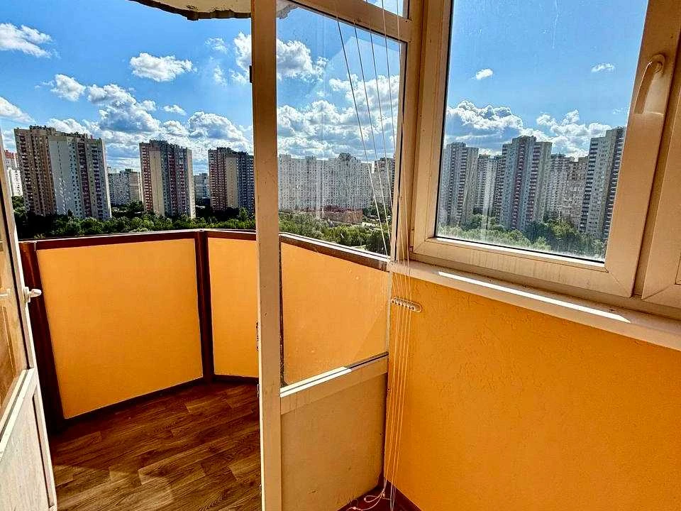 Apartment. Urlivska St., Pozniaky, Kyiv
