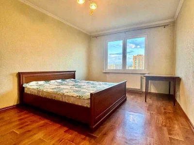 Apartment. Urlivska St., Pozniaky, Kyiv