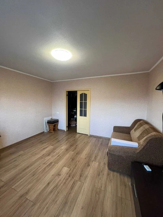 I am selling a two-sided 3-room "Czech" apartment in the Topol-2 metro station.