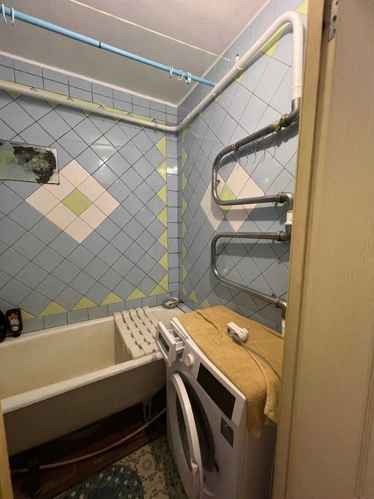 I am selling a two-sided 3-room "Czech" apartment in the Topol-2 metro station.