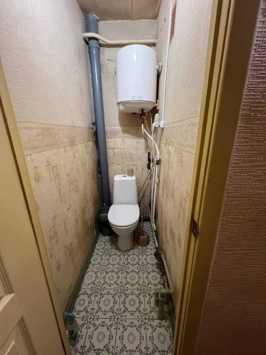 I am selling a two-sided 3-room "Czech" apartment in the Topol-2 metro station.
