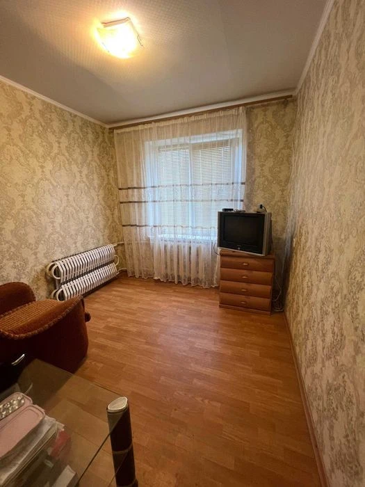 I am selling a two-sided 3-room "Czech" apartment in the Topol-2 metro station.