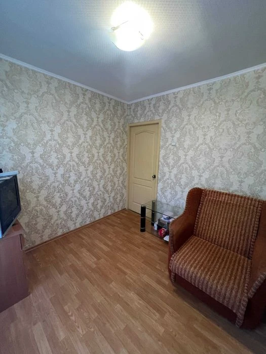 I am selling a two-sided 3-room "Czech" apartment in the Topol-2 metro station.