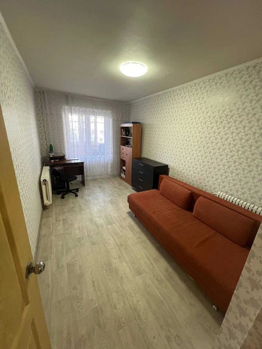 I am selling a two-sided 3-room "Czech" apartment in the Topol-2 metro station.
