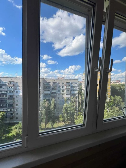 I am selling a two-sided 3-room "Czech" apartment in the Topol-2 metro station.