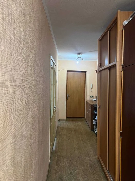 I am selling a two-sided 3-room "Czech" apartment in the Topol-2 metro station.
