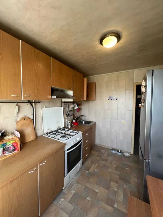 I am selling a two-sided 3-room "Czech" apartment in the Topol-2 metro station.
