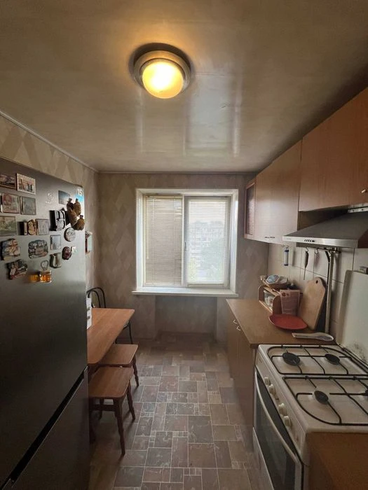 I am selling a two-sided 3-room "Czech" apartment in the Topol-2 metro station.