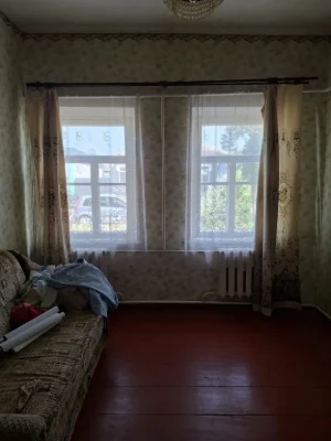 Продам півбудинку з окремим подвір'ям на Кущівці