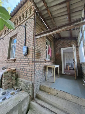 Продам півбудинку з окремим подвір'ям на Кущівці