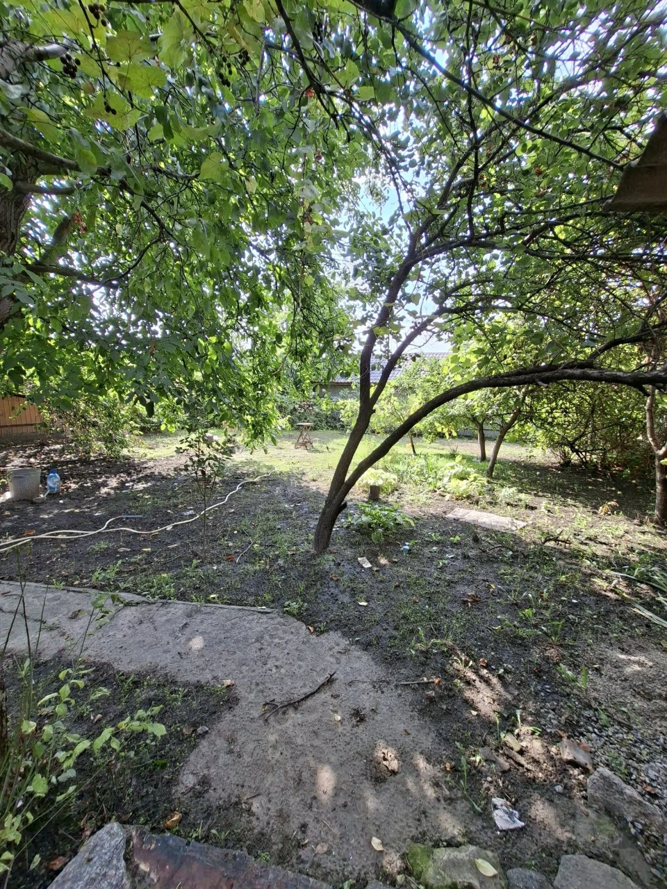 Продам півбудинку з окремим подвір'ям на Кущівці
