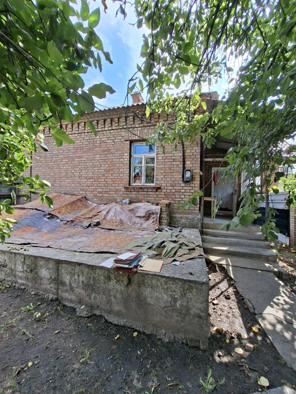 Продам півбудинку з окремим подвір'ям на Кущівці