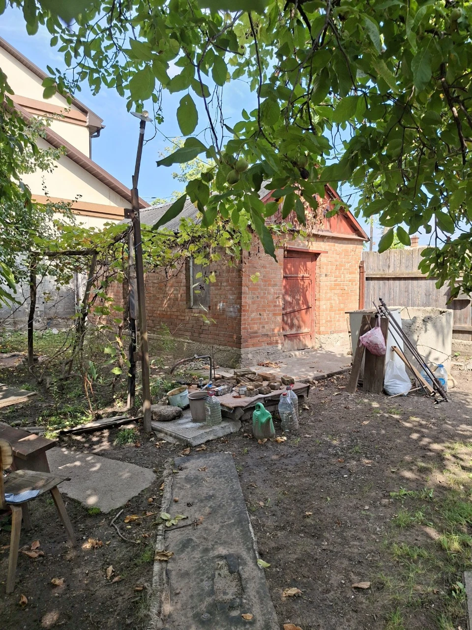 Продам півбудинку з окремим подвір'ям на Кущівці