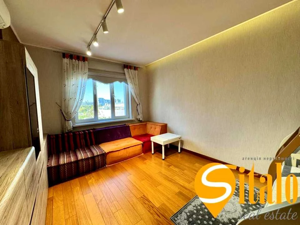 Apartment. Kyiv, Dnieprovska naberezhna st.
