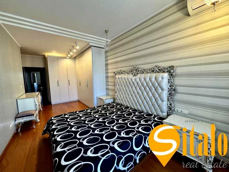 Apartment. Kyiv, Dnieprovska naberezhna st.