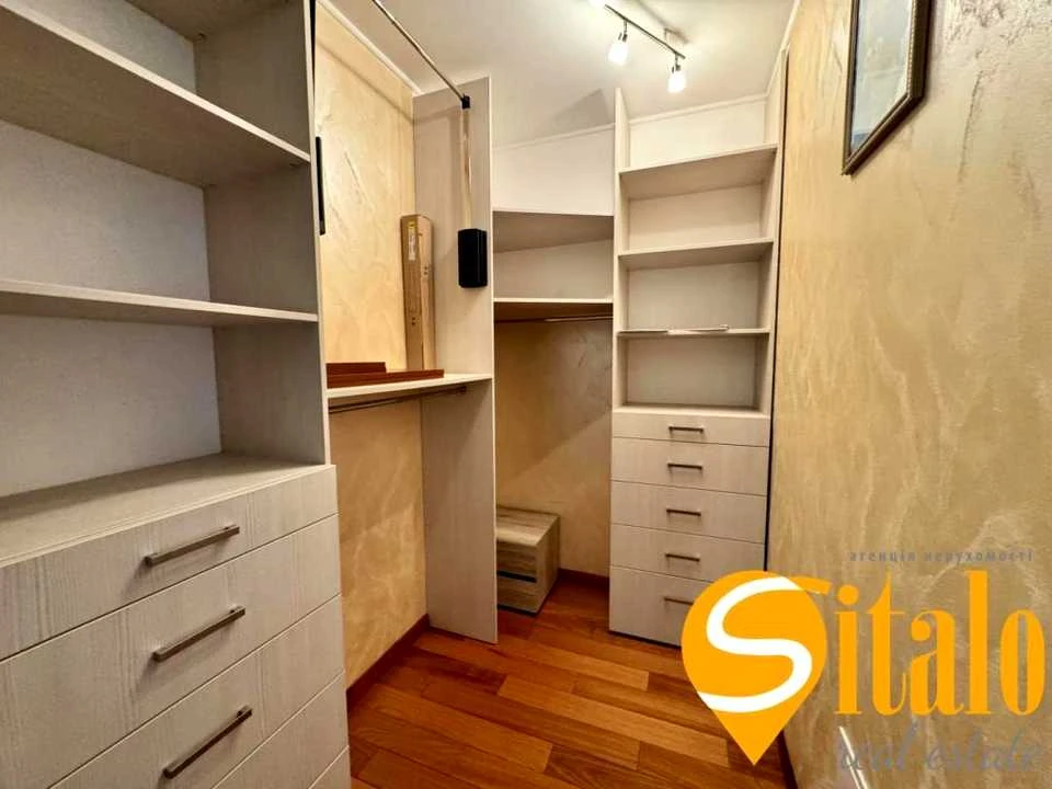 Apartment. Kyiv, Dnieprovska naberezhna st.