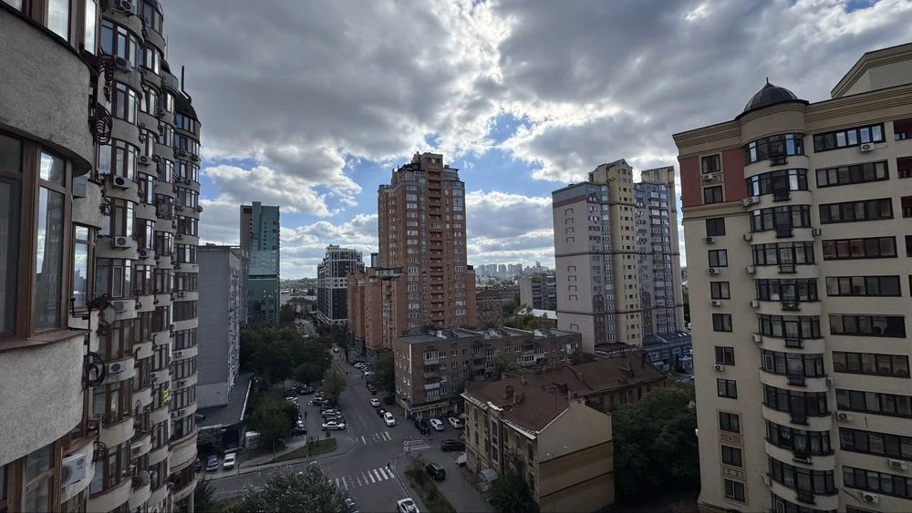 Продається 3-кімнатна квартира в м. Київ, вул. Золотоустівська