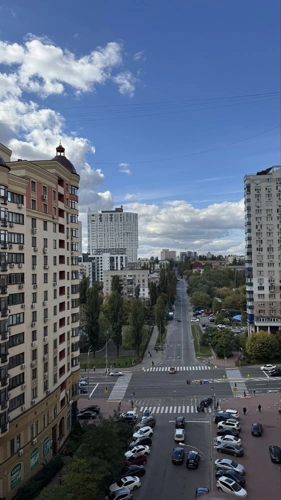 Продається 3-кімнатна квартира в м. Київ, вул. Золотоустівська
