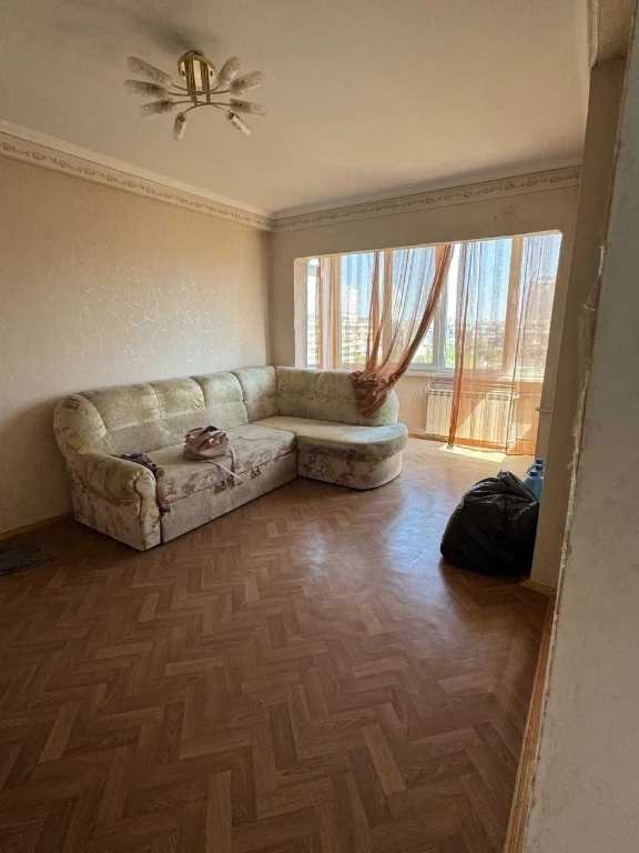 Sale of a 3-room apartment in Dniprovsky district.