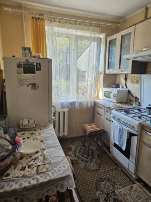 продам 2 кімнату квартиру в центрі міста та