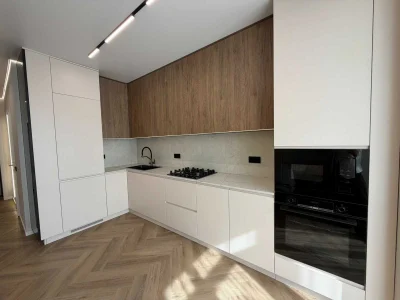 Three-bedroom apartment in the "Parkove Misto" residential complex.