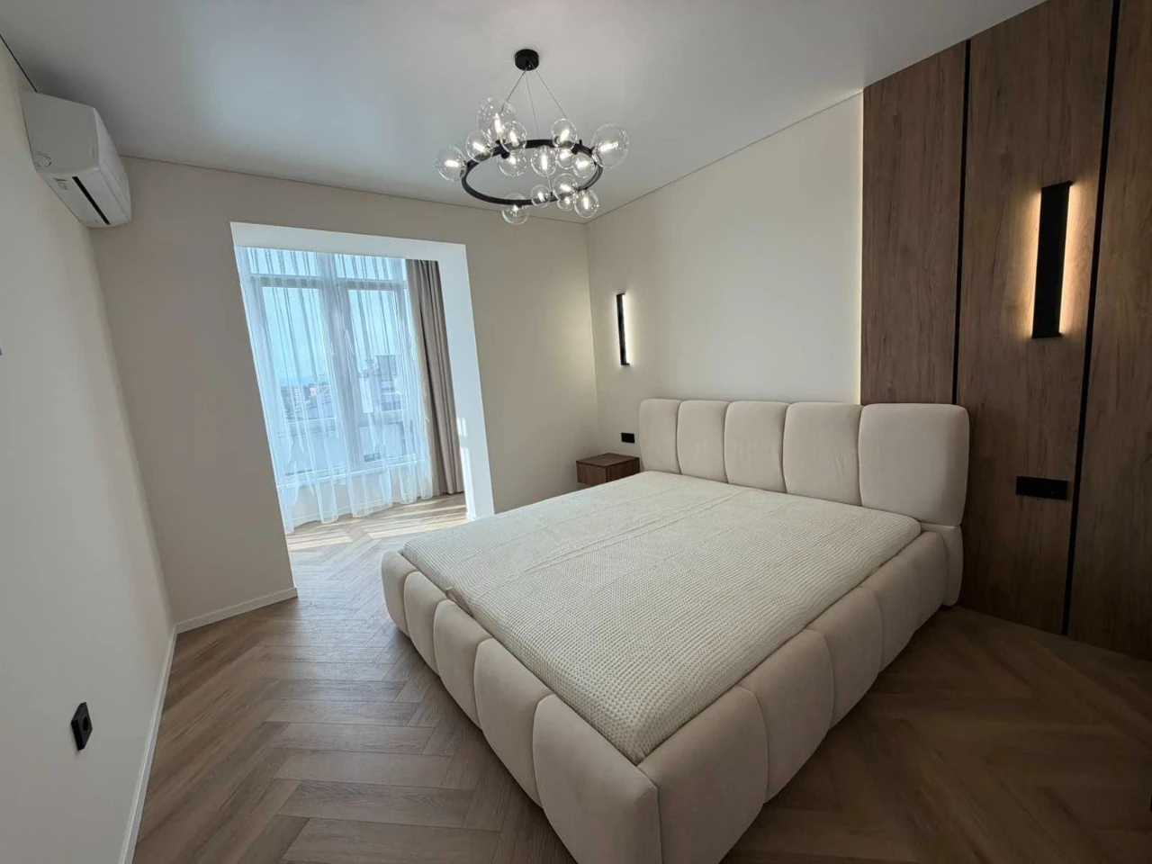 Three-bedroom apartment in the "Parkove Misto" residential complex.