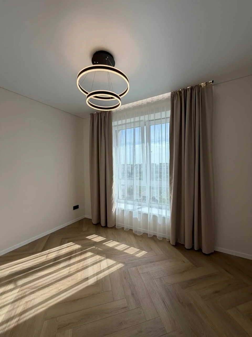 Three-bedroom apartment in the "Parkove Misto" residential complex.