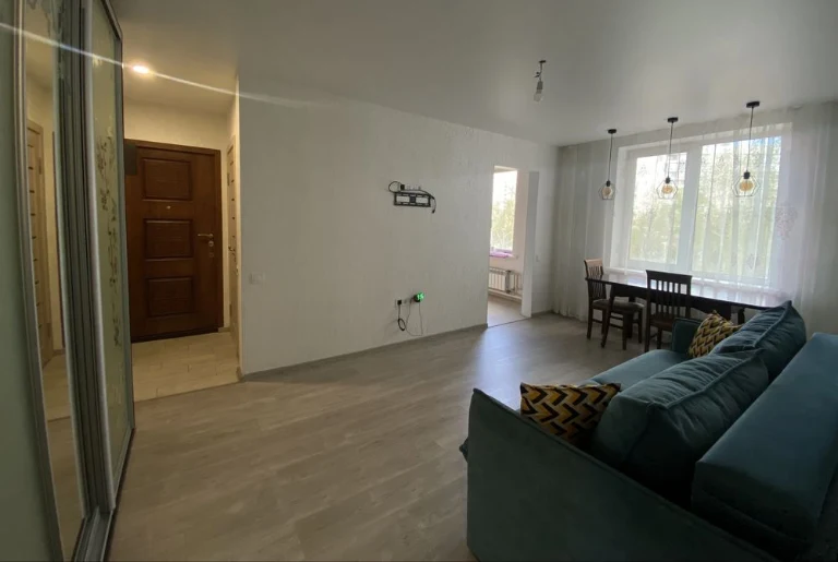 Selling my 3-room apartment, 522 sq.m., near the metro.
