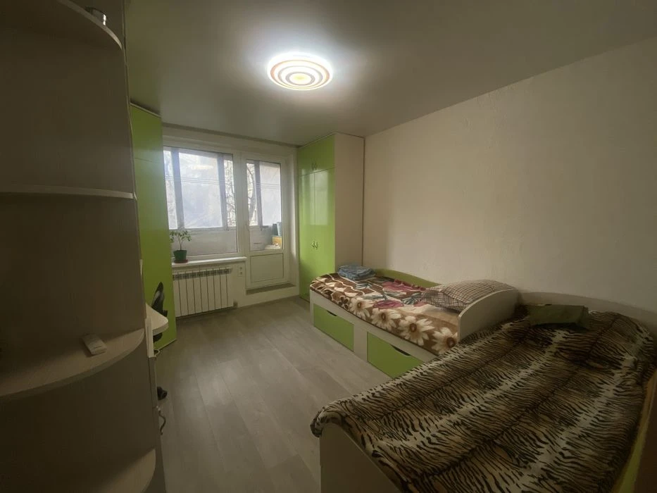 Selling my 3-room apartment, 522 sq.m., near the metro.