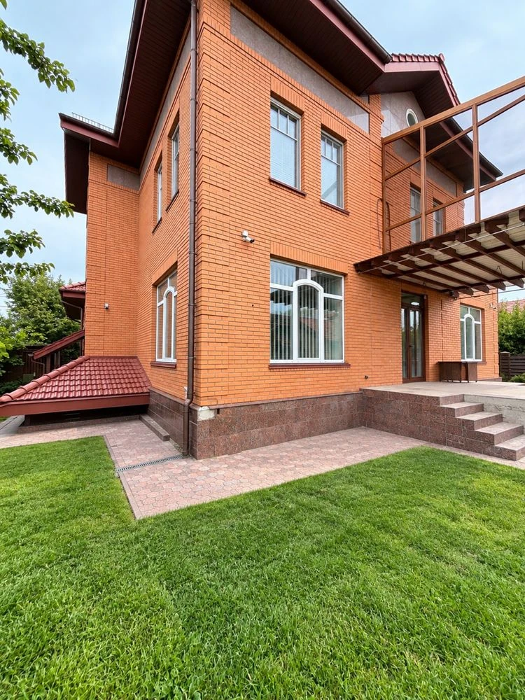 House 470 m2, basement 139, 10 acres with panels in a closed